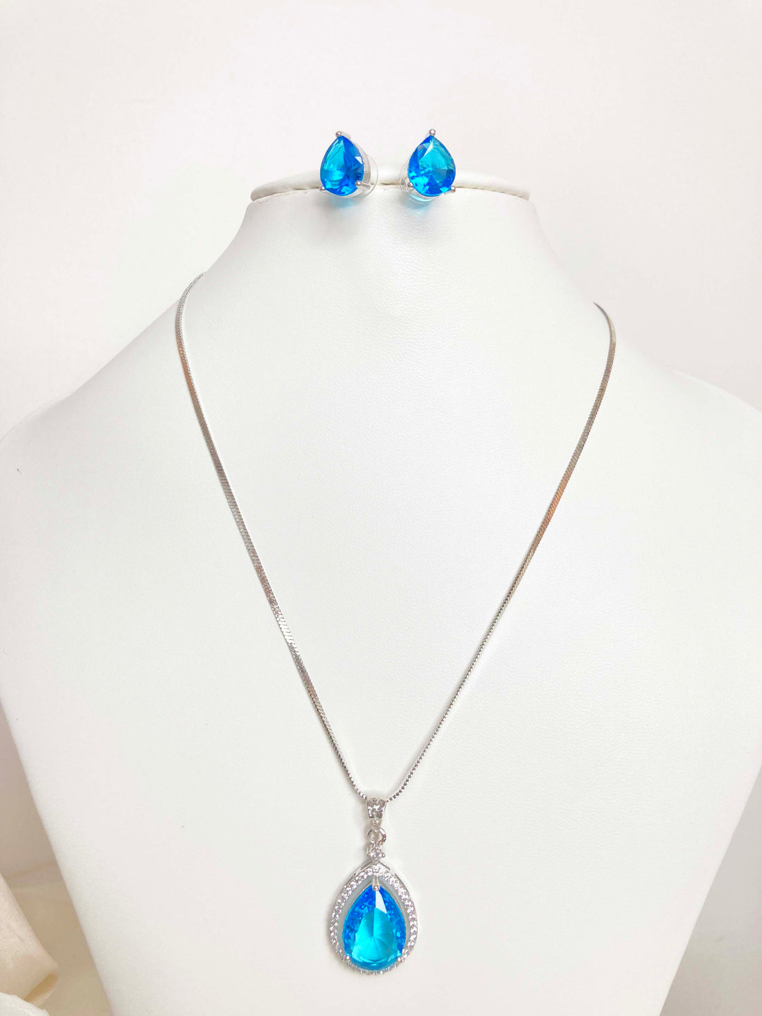 Aqua Prita Pendent Set