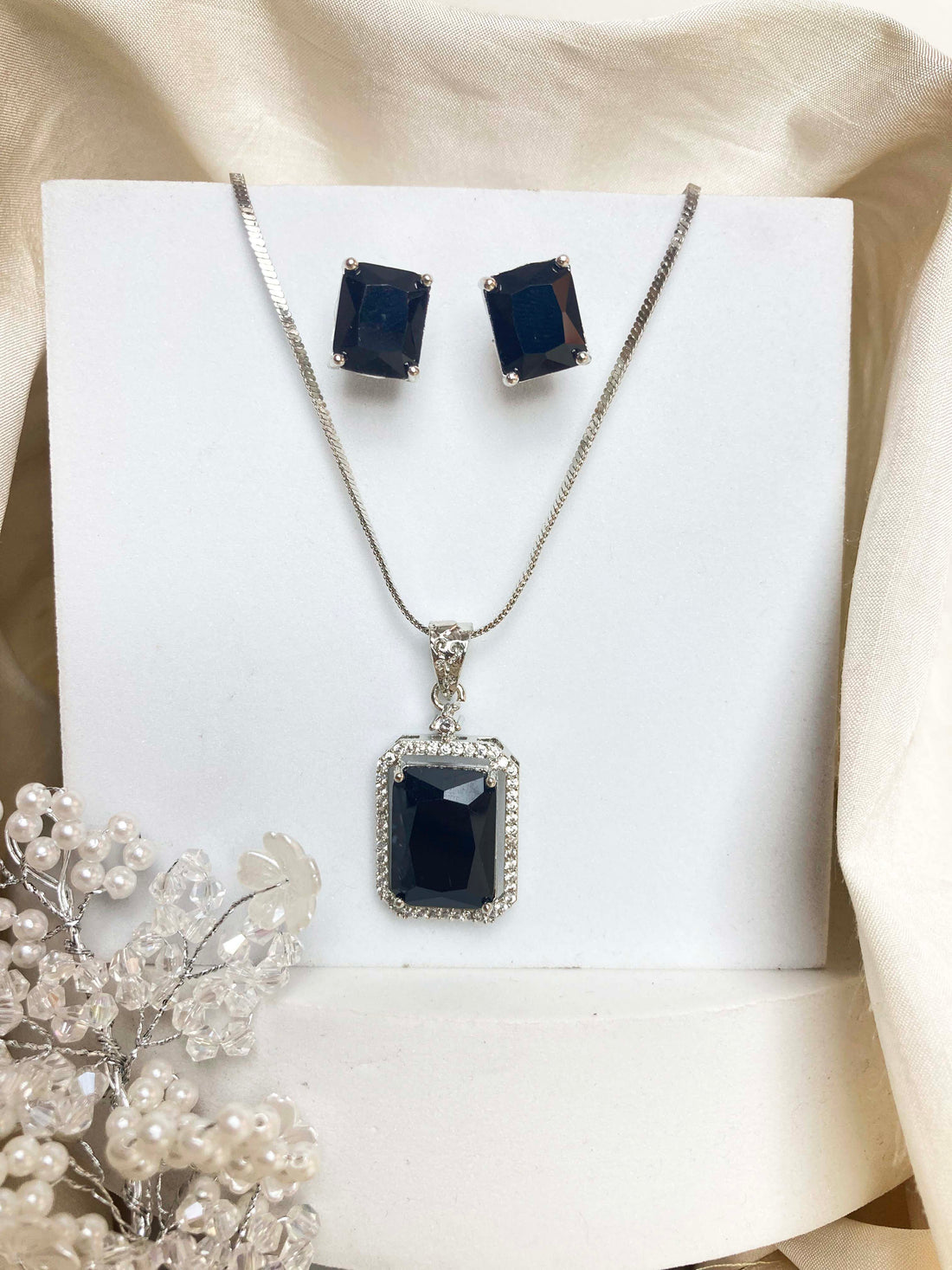 Black Zarna Pendent Set
