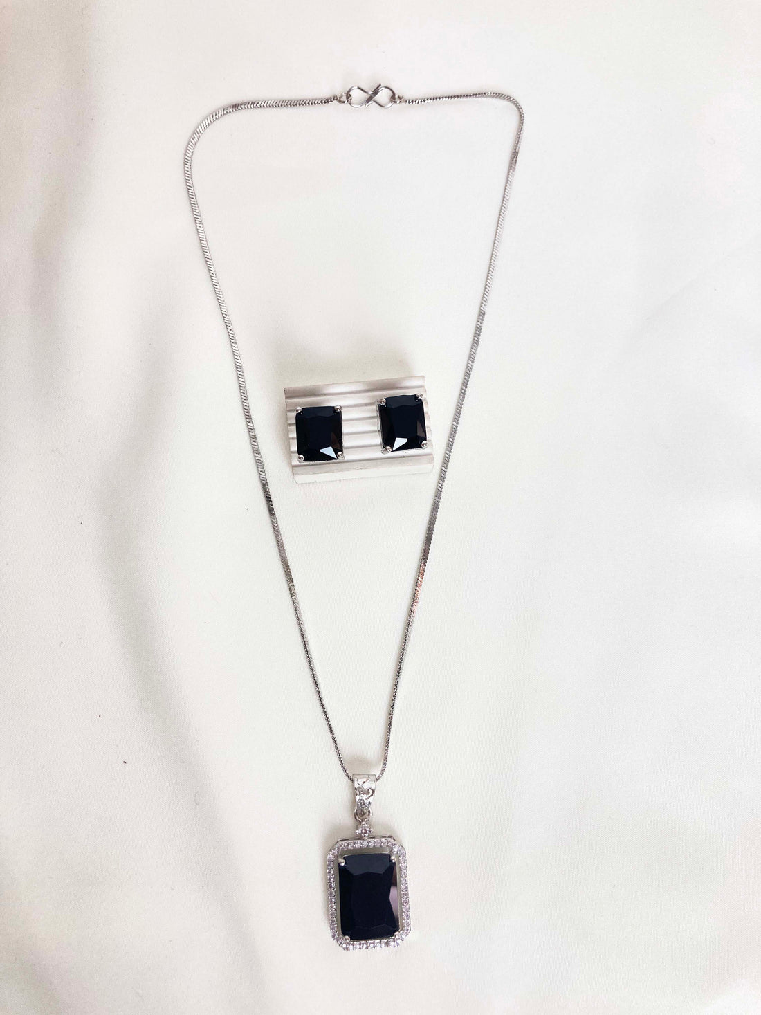 Black Zarna Pendent Set