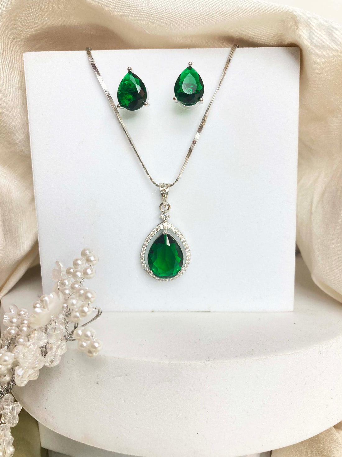 Green Chavi Pendent Set