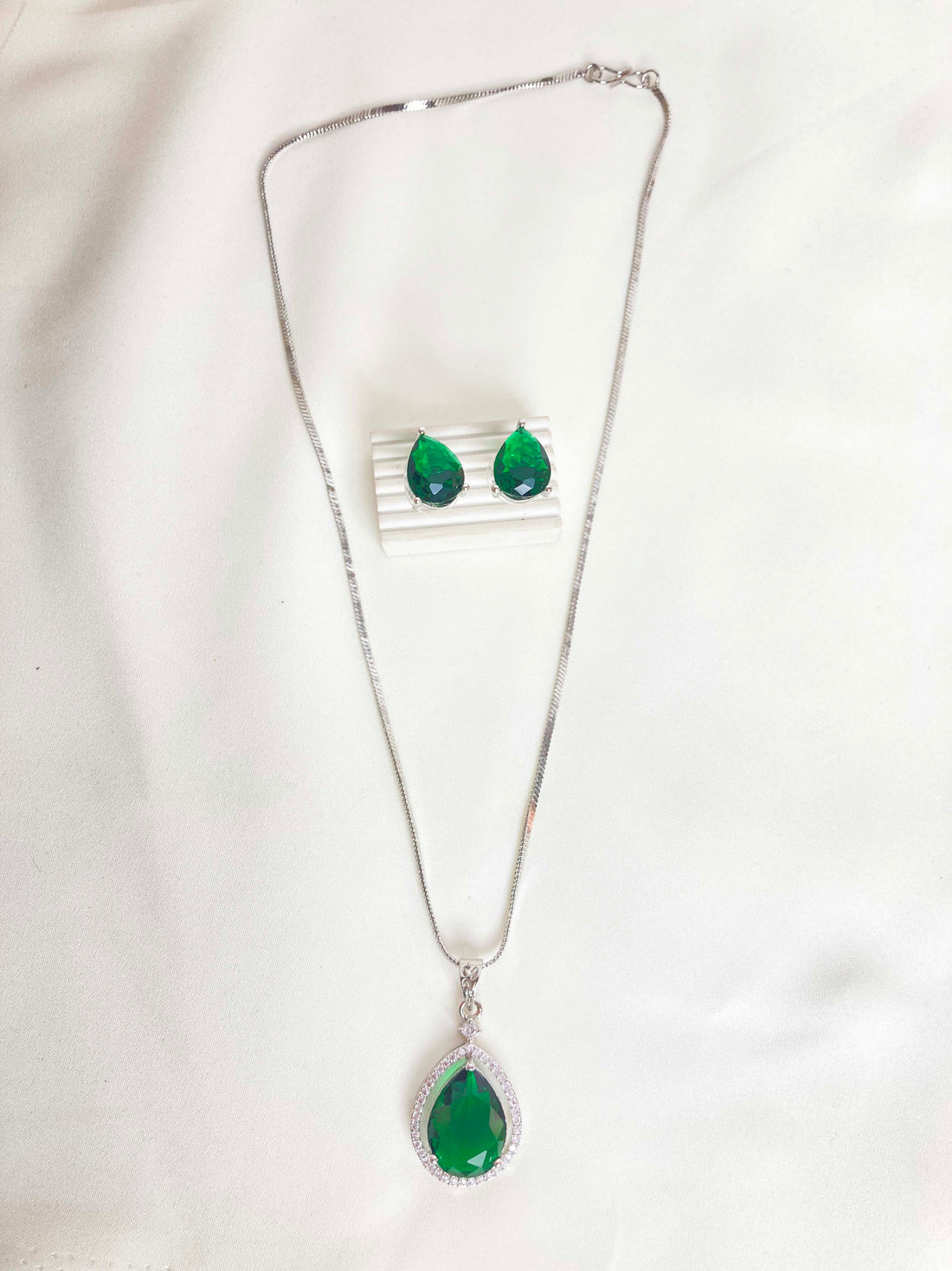 Green Chavi Pendent Set