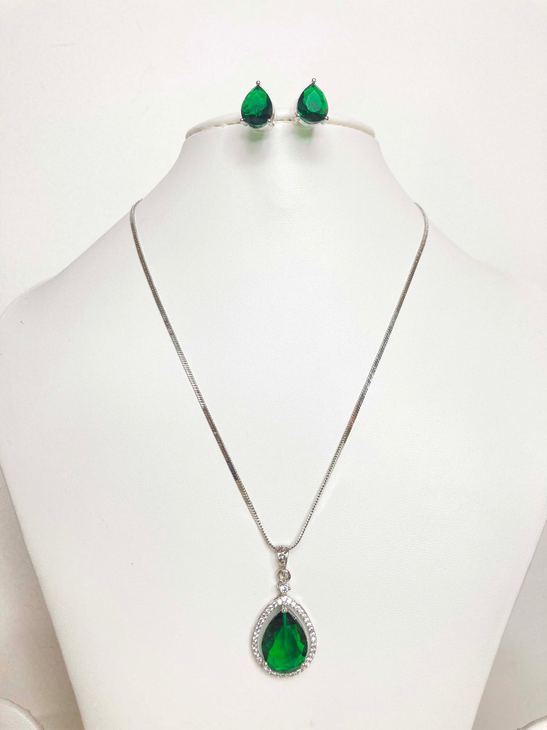 Green Chavi Pendent Set