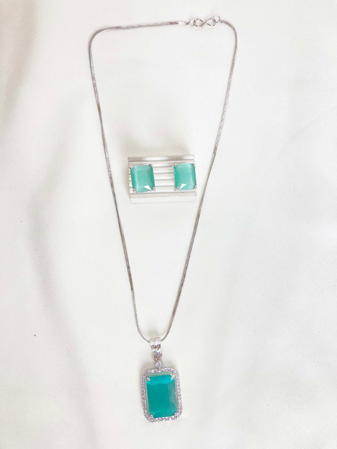 Mint Amita Pendent Set