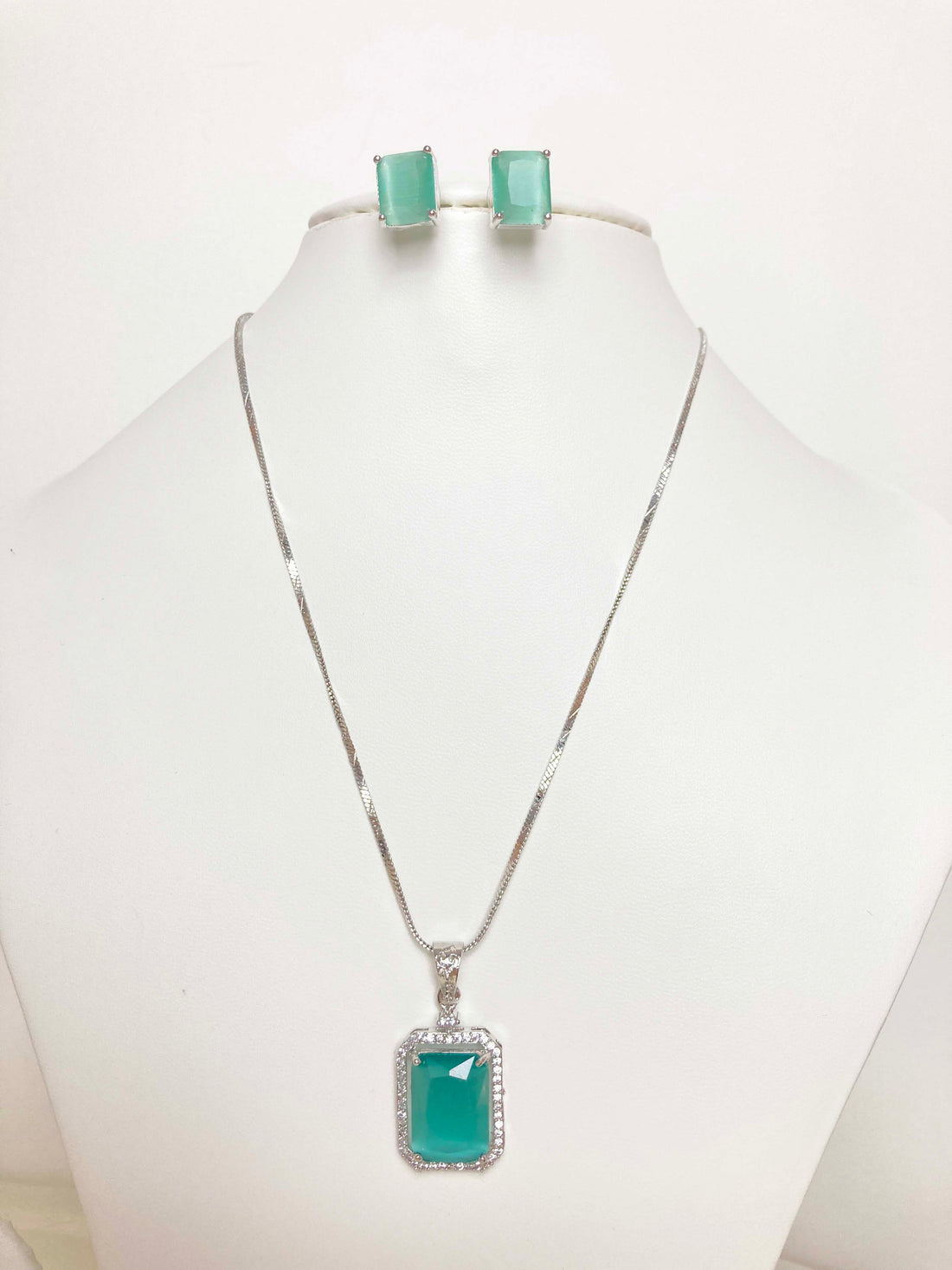 Mint Amita Pendent Set