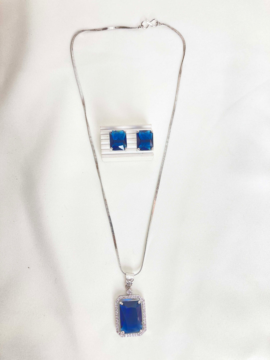 Navy Kashvi Pendent Set