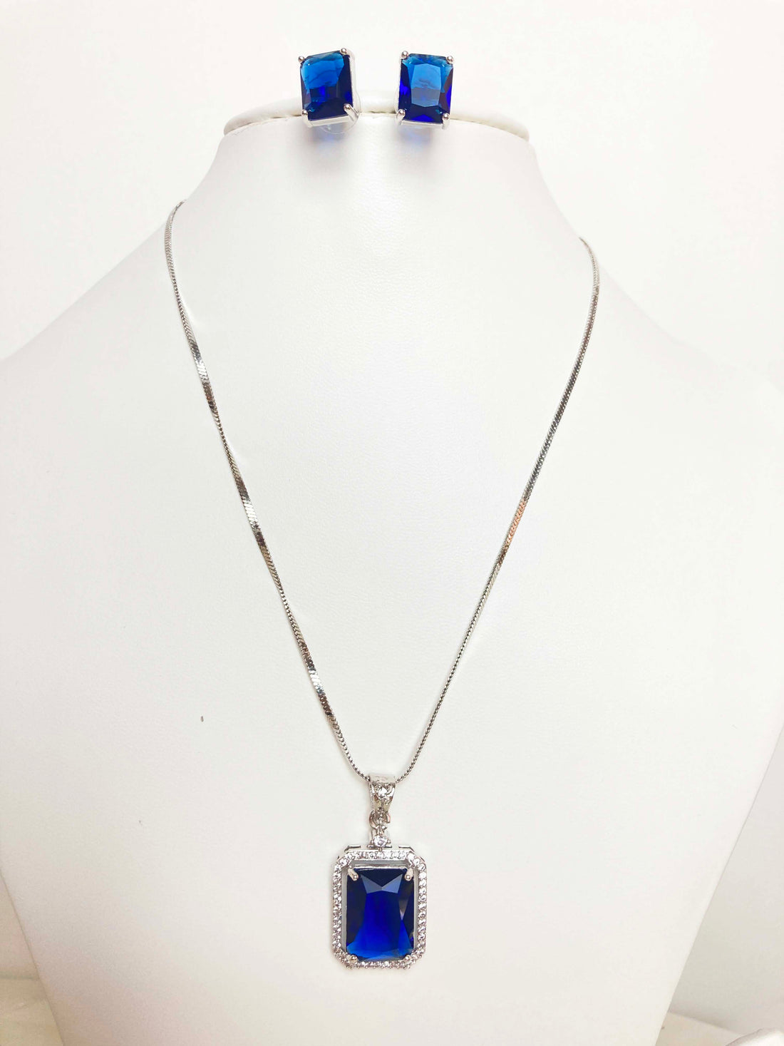 Navy Kashvi Pendent Set