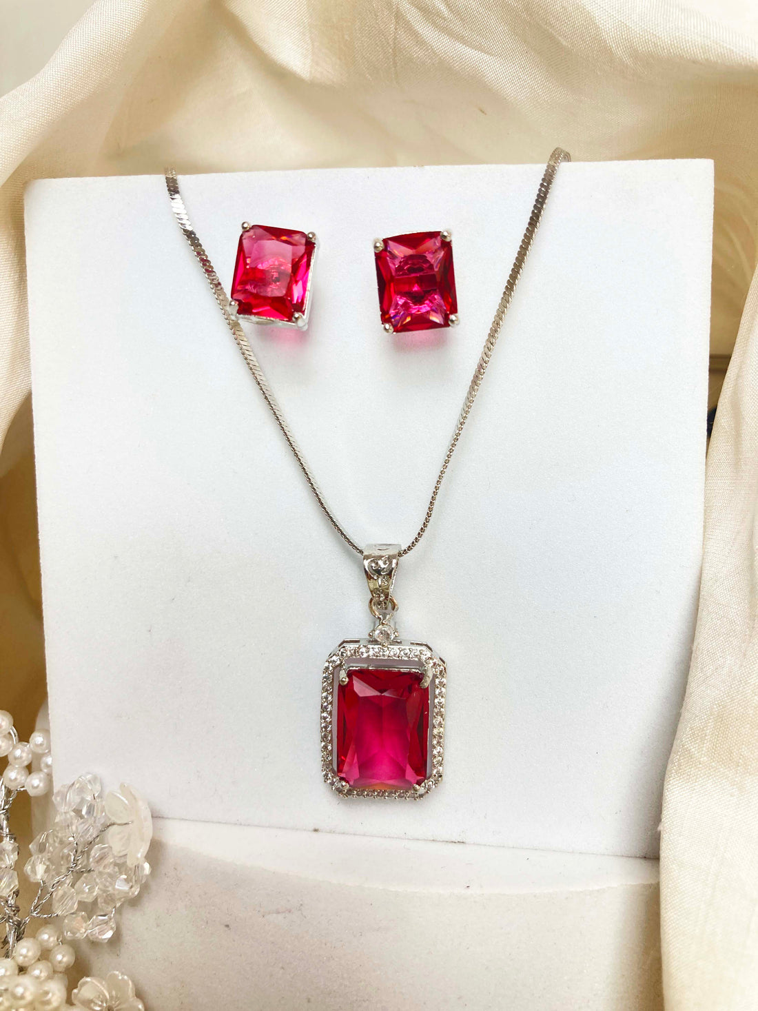 Red Aaruhi Pendent Set
