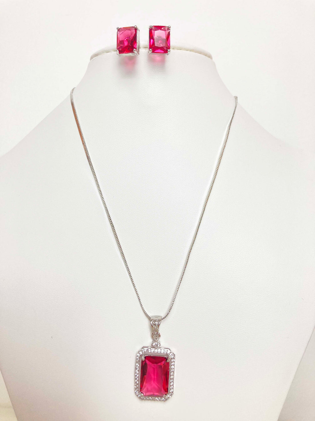 Red Aaruhi Pendent Set