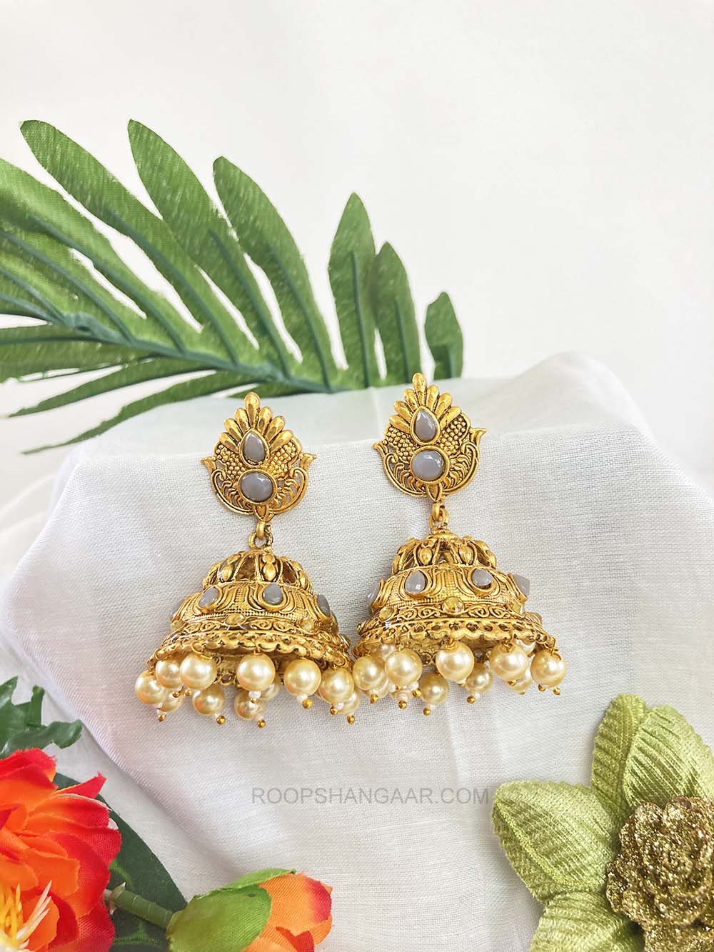 Gray Aradhna Juhmki Earrigs